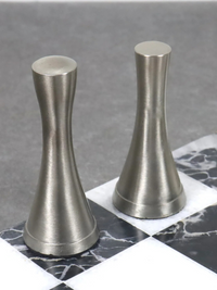 Schachspiel aus Messing – 3,1 Zoll große Turmschachfiguren und 15 Zoll großes Schachbrett aus schwarzem Marmor