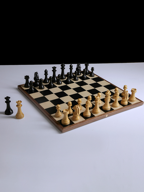 Jeu d'échecs du monde (édition maison avec plateau Bauhaus)