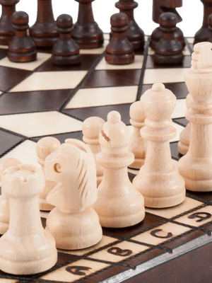 Le jeu d'échecs à trois joueurs 