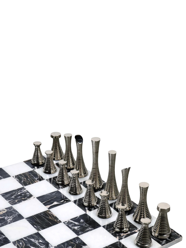 Set di scacchi Modern Tower 3,9" in ottone con scacchiera in marmo da 15"
