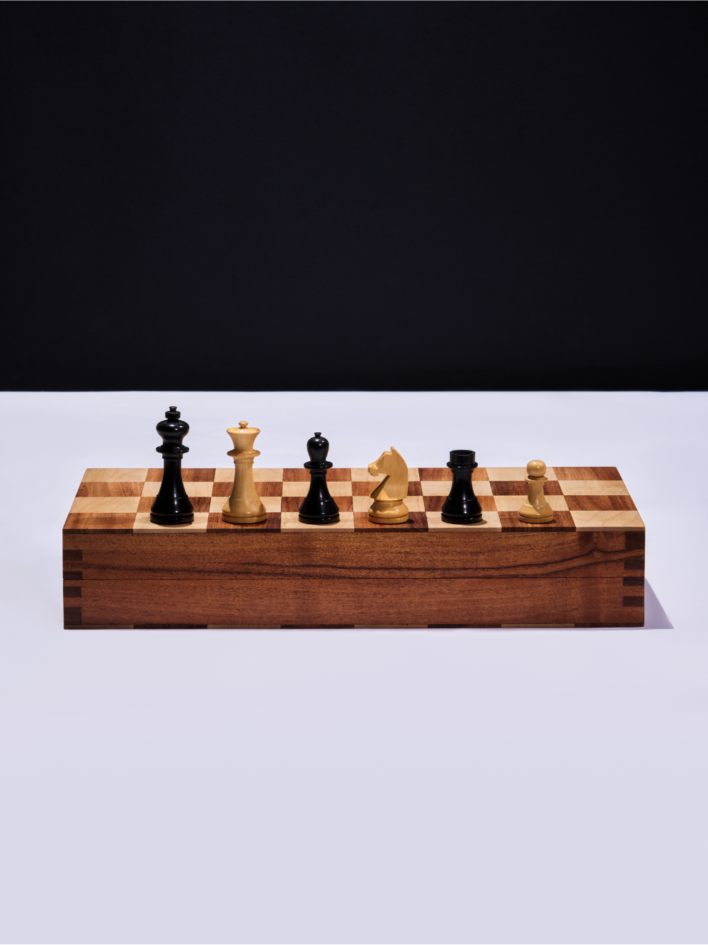Figurines Jeu d'Echecs Ile de Lewis et Echiquier Coffret de Rangement Figurines Jeu d'Echecs Ile de Lewis et Echiquier Coffret de Rangement