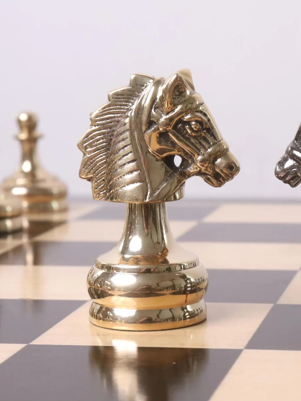 Pièces d'échecs de luxe en laiton de la série Splendor de 9,4 cm, couleur or et gris métallisé