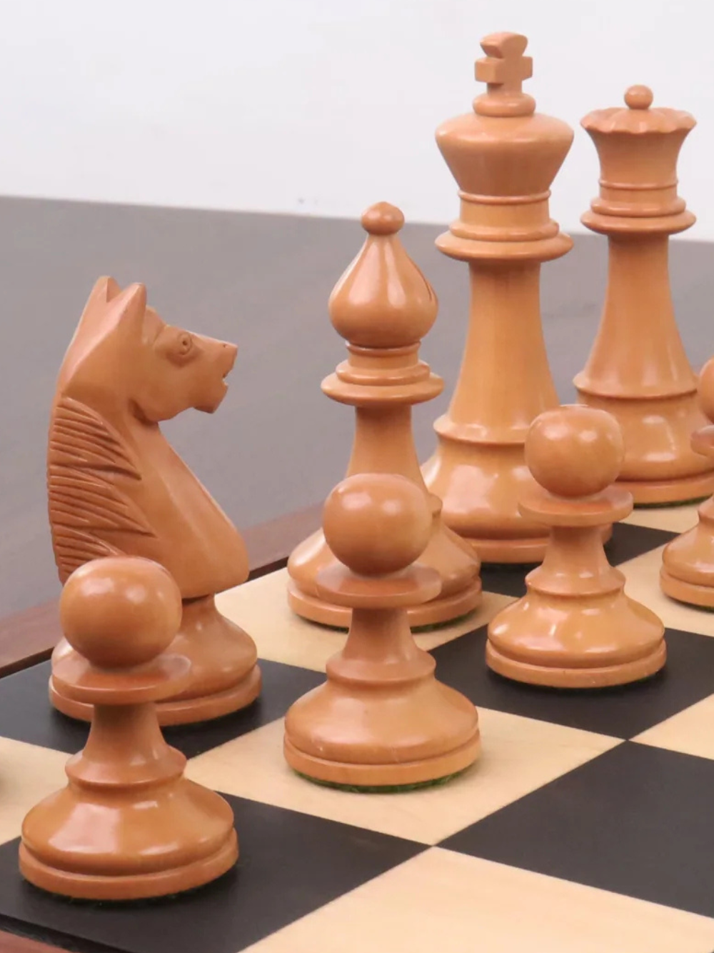 Staunton-Schachfiguren des französischen Großmeisters, antikisierter Buchsbaum, 10,4 cm König