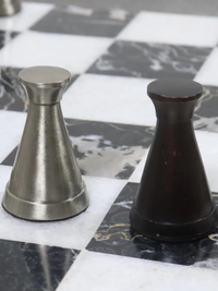 Schachspiel aus Messing – 3,1 Zoll große Turmschachfiguren und 15 Zoll großes Schachbrett aus schwarzem Marmor