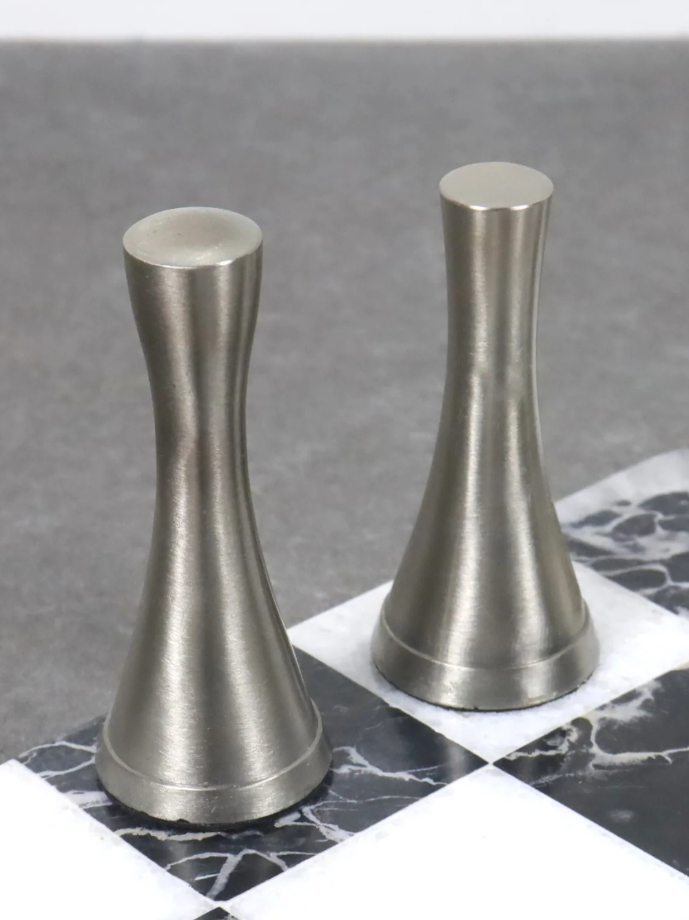 Pièces d'échecs de luxe en laiton de la série Tower de 3,1 pouces, argent et antique 