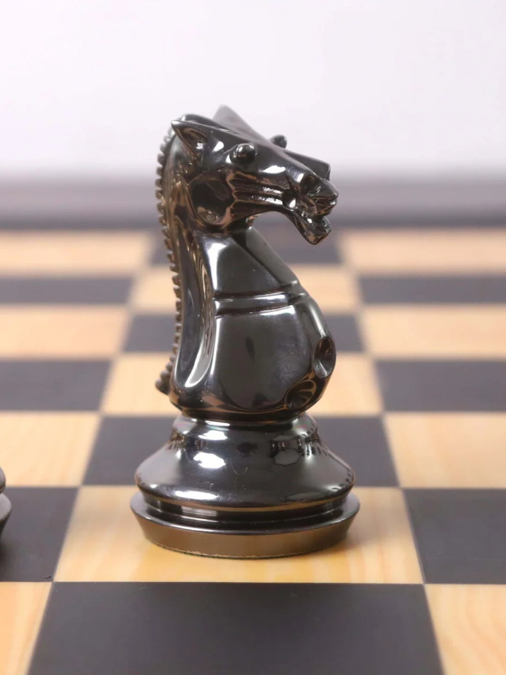 Pièces d'échecs de luxe en laiton de la série Fierce Knight de 3,9 pouces, or métallisé et gris