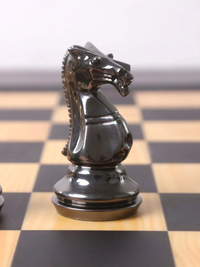 Pièces d'échecs de luxe en laiton de la série Fierce Knight de 3,9 pouces, or métallisé et gris