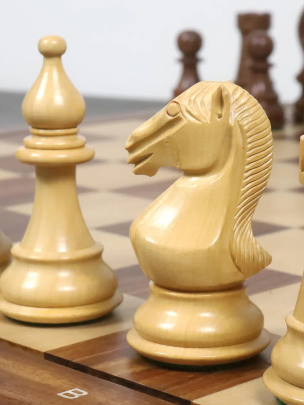 Pièces d'échecs Staunton de la série Majestic de 4 pouces, doublement lestées, en palissandre doré 