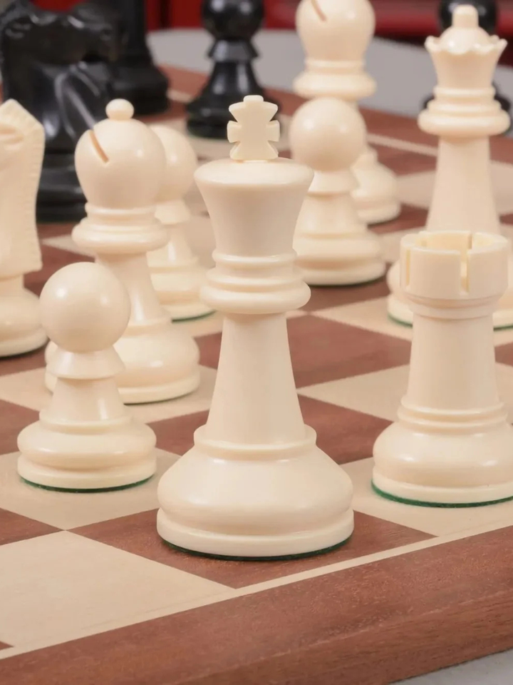 Piezas de ajedrez de plástico de la serie definitiva de torneos Bobby Fischer - Rey de 3.75"