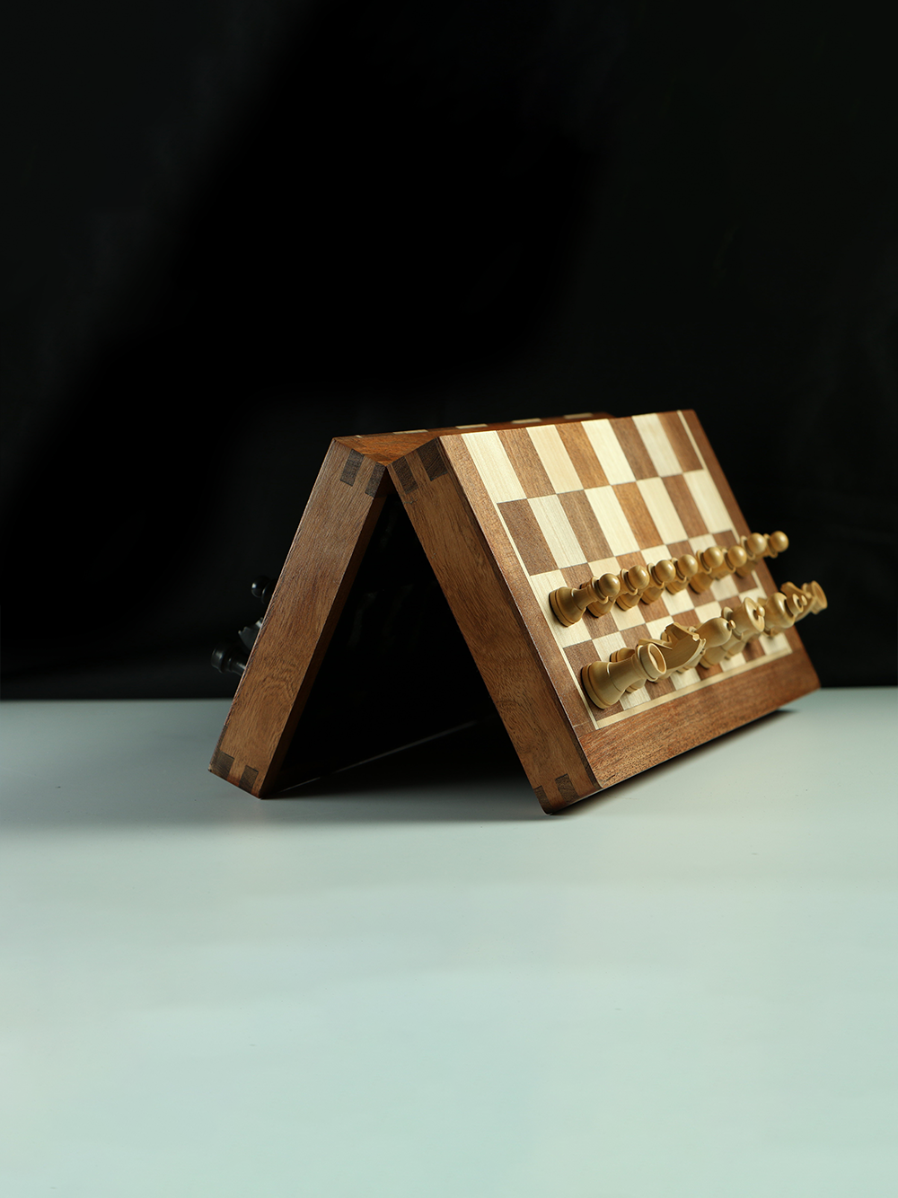 Jeu D'échecs KOKOSUN Jeu D'échecs De Voyage Magnétique Pliable, Pièces Noires Et Blanches, Rangement Pratique, Jouets éducatifs/cadeau Pour Enfants Et Adultes (32 X 32 Cm Jeu D'echec