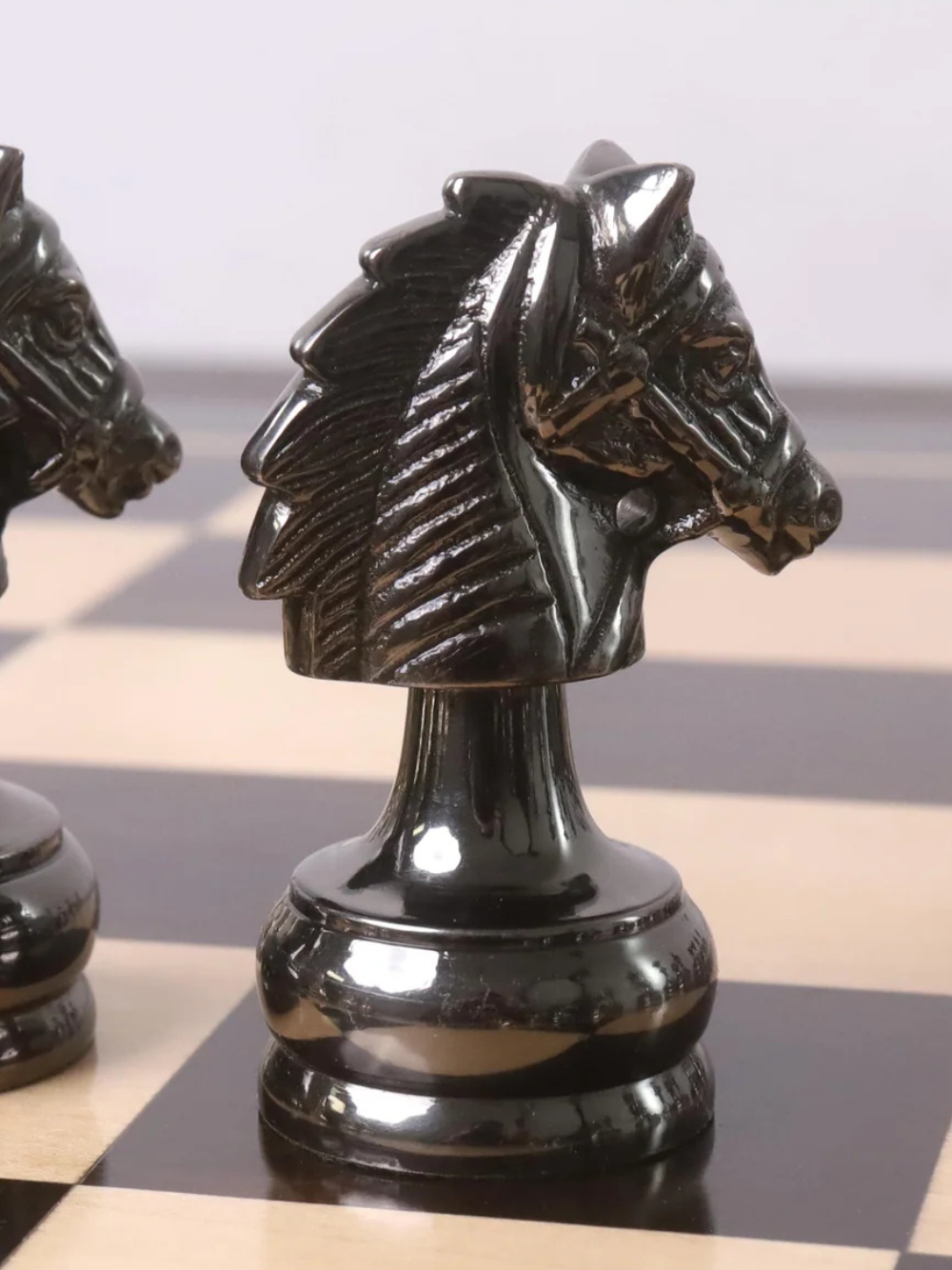Pièces d'échecs de luxe en laiton de la série Splendor de 9,4 cm, couleur or et gris métallisé