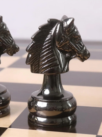 Pièces d'échecs de luxe en laiton de la série Splendor de 9,4 cm, couleur or et gris métallisé