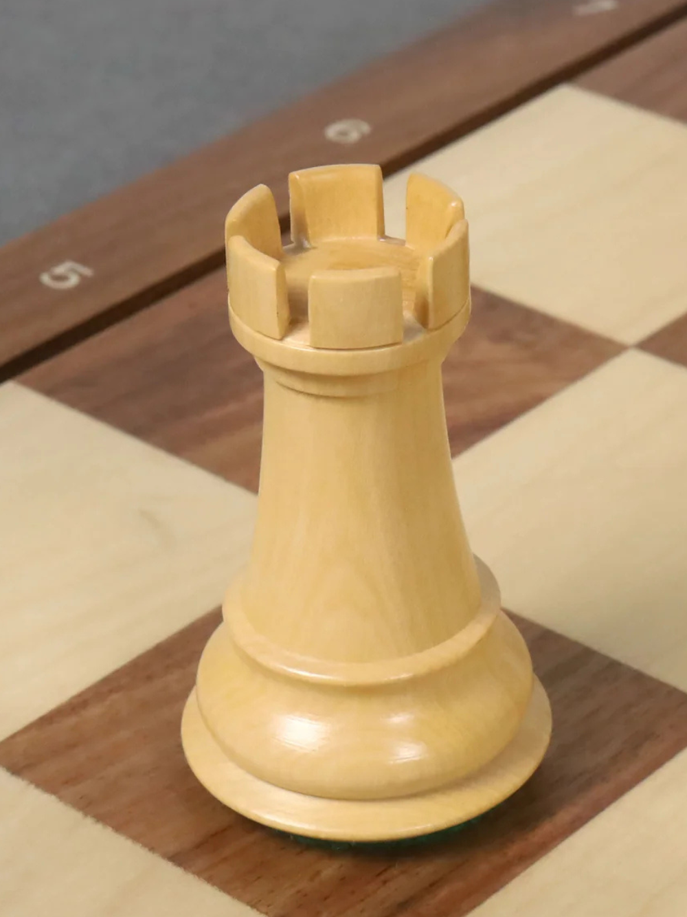 Pièces d'échecs Staunton de la série Majestic de 4 pouces, doublement lestées, en palissandre doré 