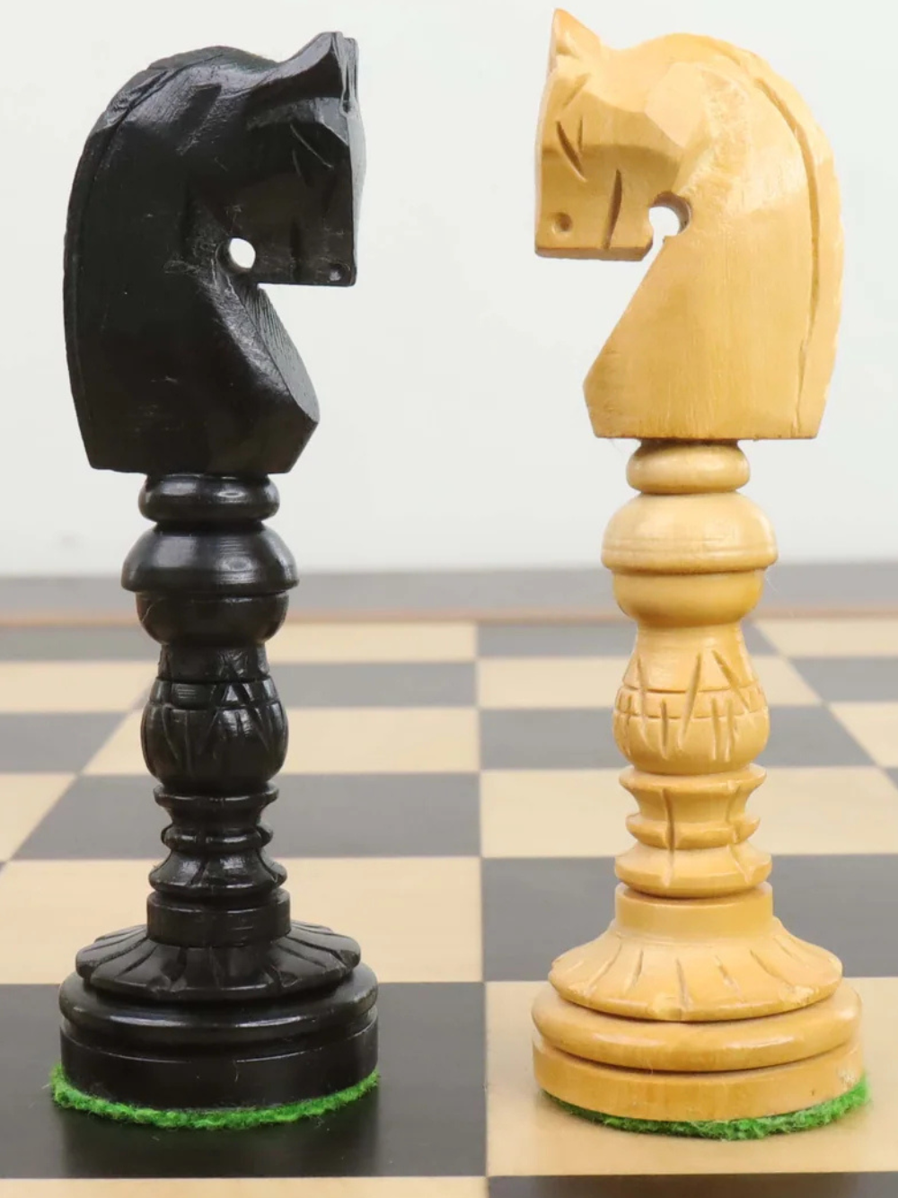 Set de ajedrez de la serie Loto tallado a mano de 4.7" - Solo piezas de ajedrez en madera de ébano con peso