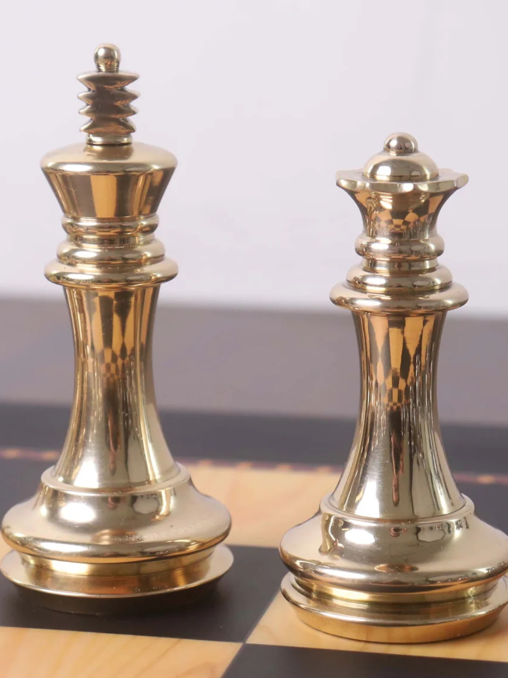 Pièces d'échecs de luxe en laiton de la série Fierce Knight de 3,9 pouces, or métallisé et gris