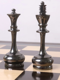 Pièces d'échecs de luxe en laiton de la série Splendor de 9,4 cm, couleur or et gris métallisé