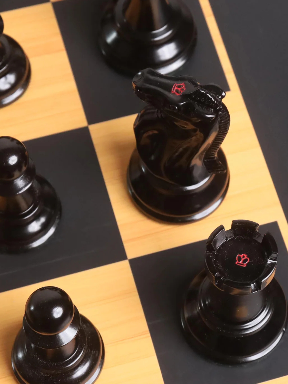 Jeu d'échecs Lessing Staunton 3,9" - Pièces en bois d'ébène et buis laqué vieilli avec plateau et boîte