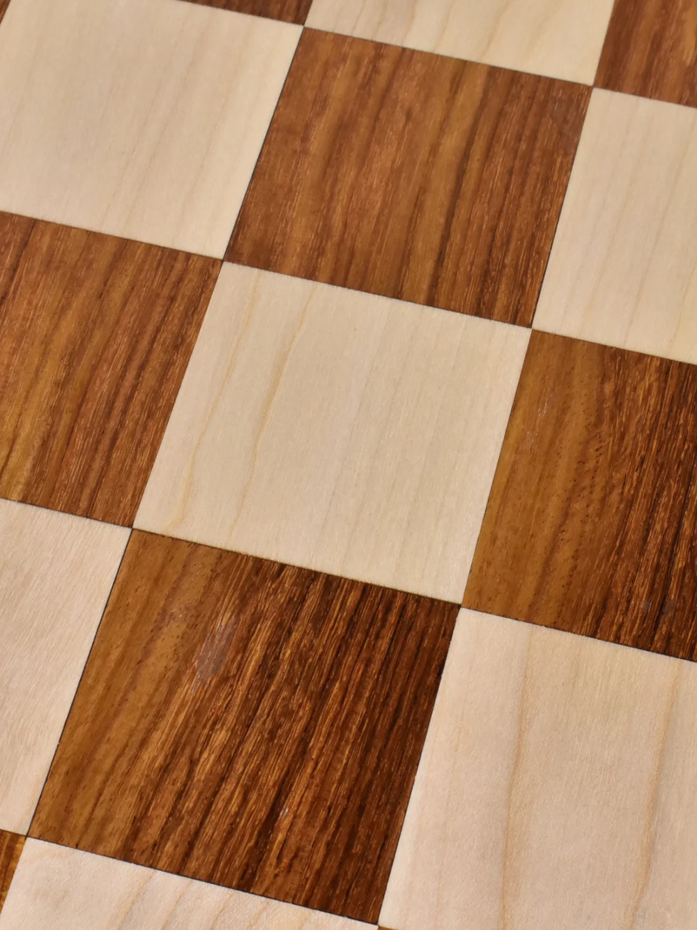 Plansza do szachów z drewna różanego Golden Rosewood i klonu, z widocznym rysunkiem słojów