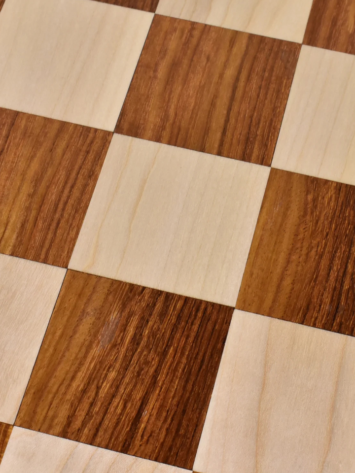Plansza do szachów z drewna różanego Golden Rosewood i klonu, z widocznym rysunkiem słojów