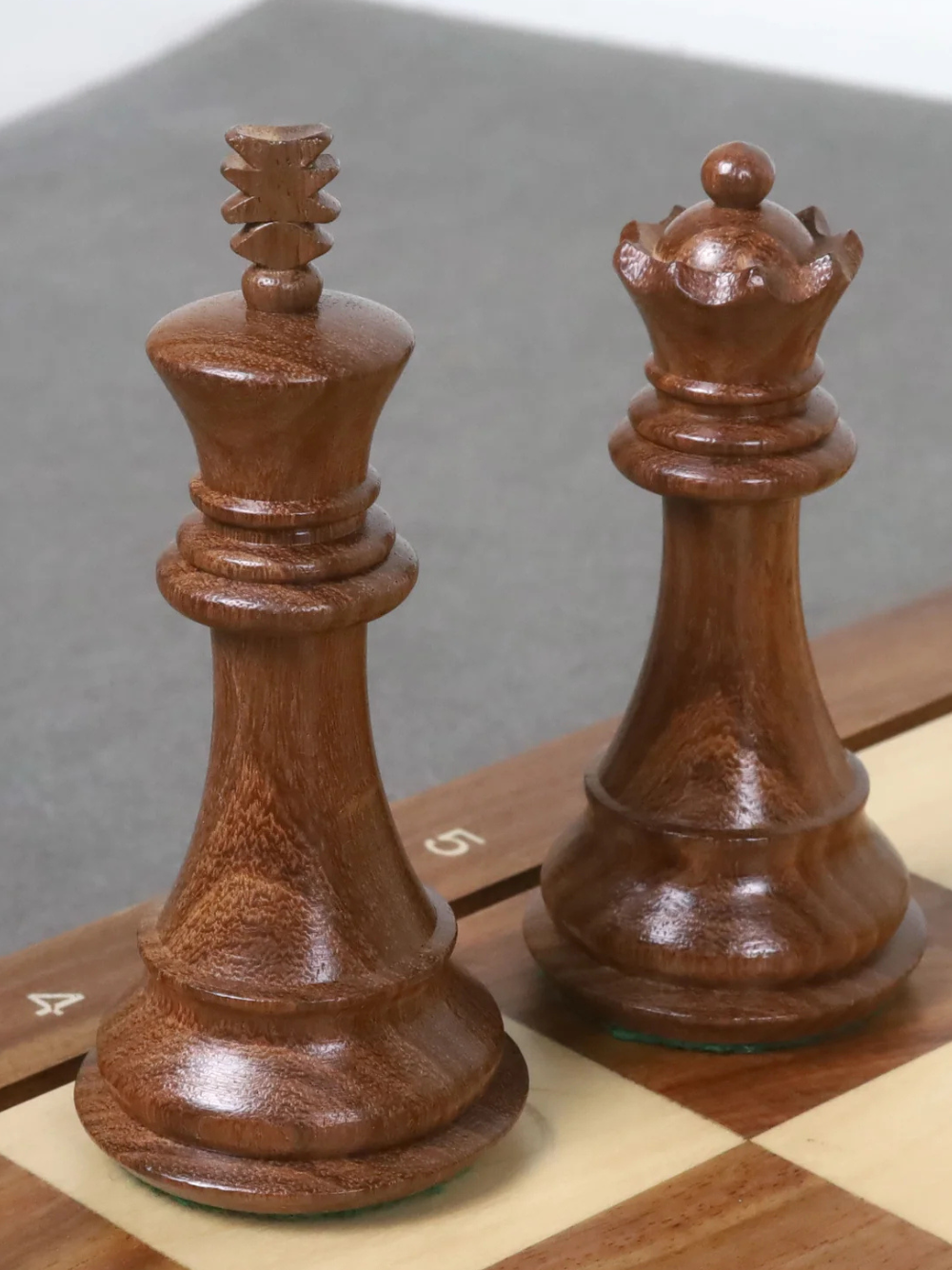 Pièces d'échecs Staunton de la série Majestic de 4 pouces, doublement lestées, en palissandre doré 