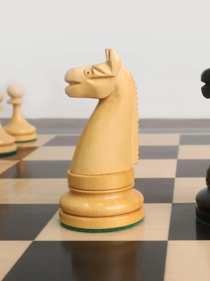 Replika zestawu American Chess Company z początku XX wieku – figury z hebanu z planszą i pudełkiem