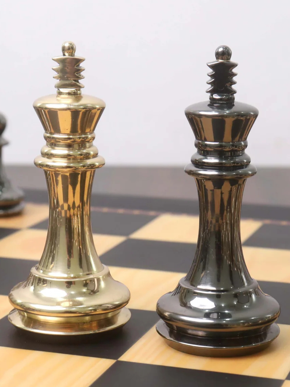 Pièces d'échecs de luxe en laiton de la série Fierce Knight de 3,9 pouces, or métallisé et gris