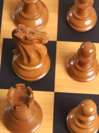 Jeu d'échecs Lessing Staunton 3,9" - Pièces en bois d'ébène et buis laqué vieilli avec plateau et boîte