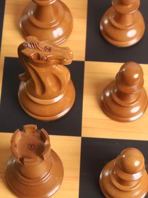 Jeu d'échecs Lessing Staunton 3,9" - Pièces en bois d'ébène et buis laqué vieilli avec plateau et boîte