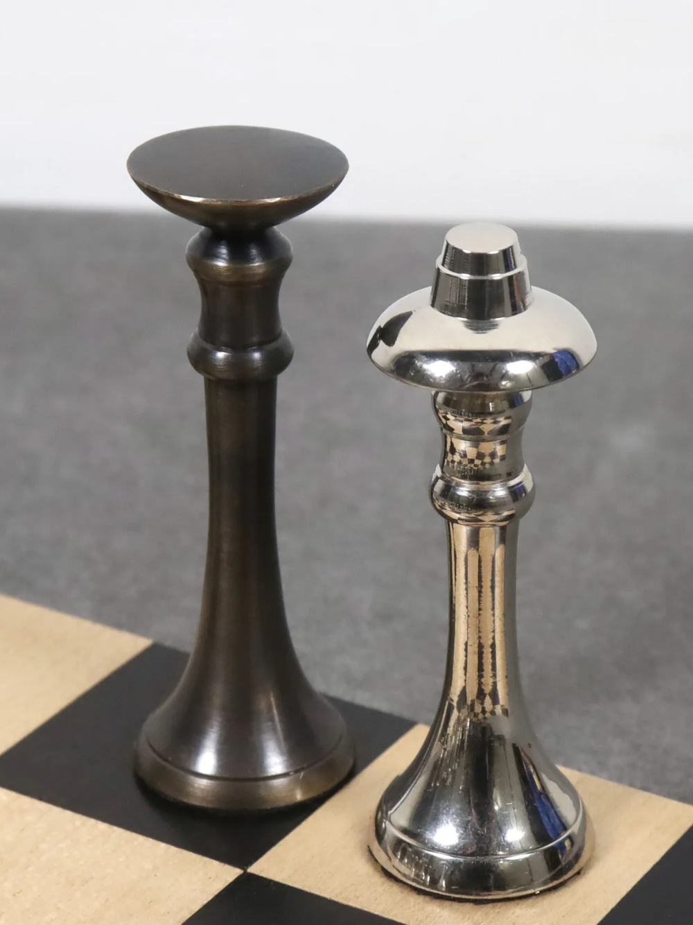 Set di scacchi contemporaneo Tower 3,9" in ottone con scacchiera in ebano da 15"