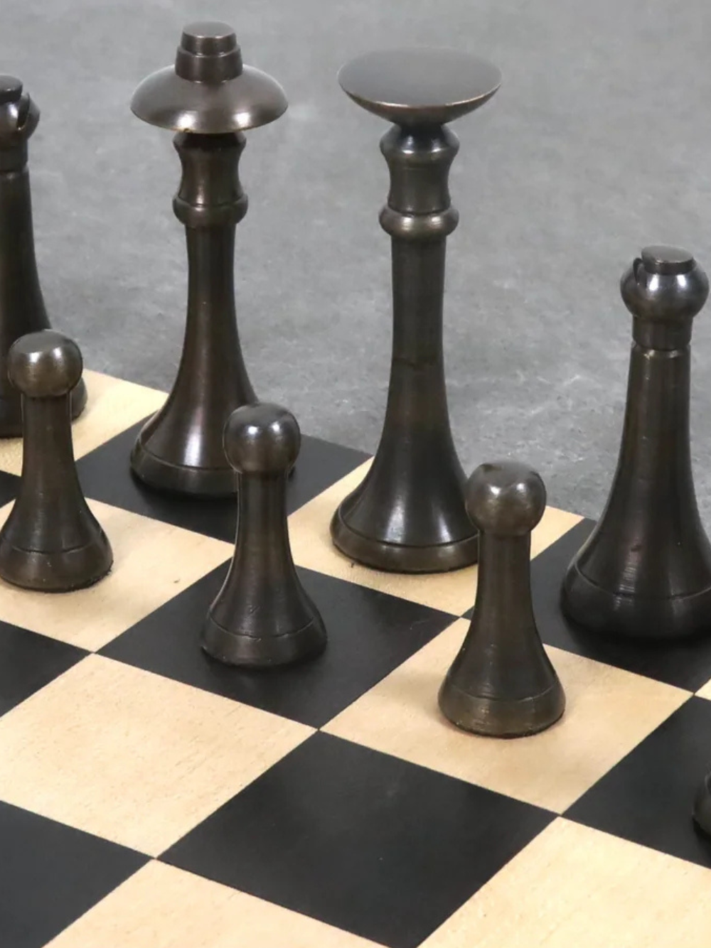 Set di scacchi contemporaneo Tower 3,9" in ottone con scacchiera in ebano da 15"