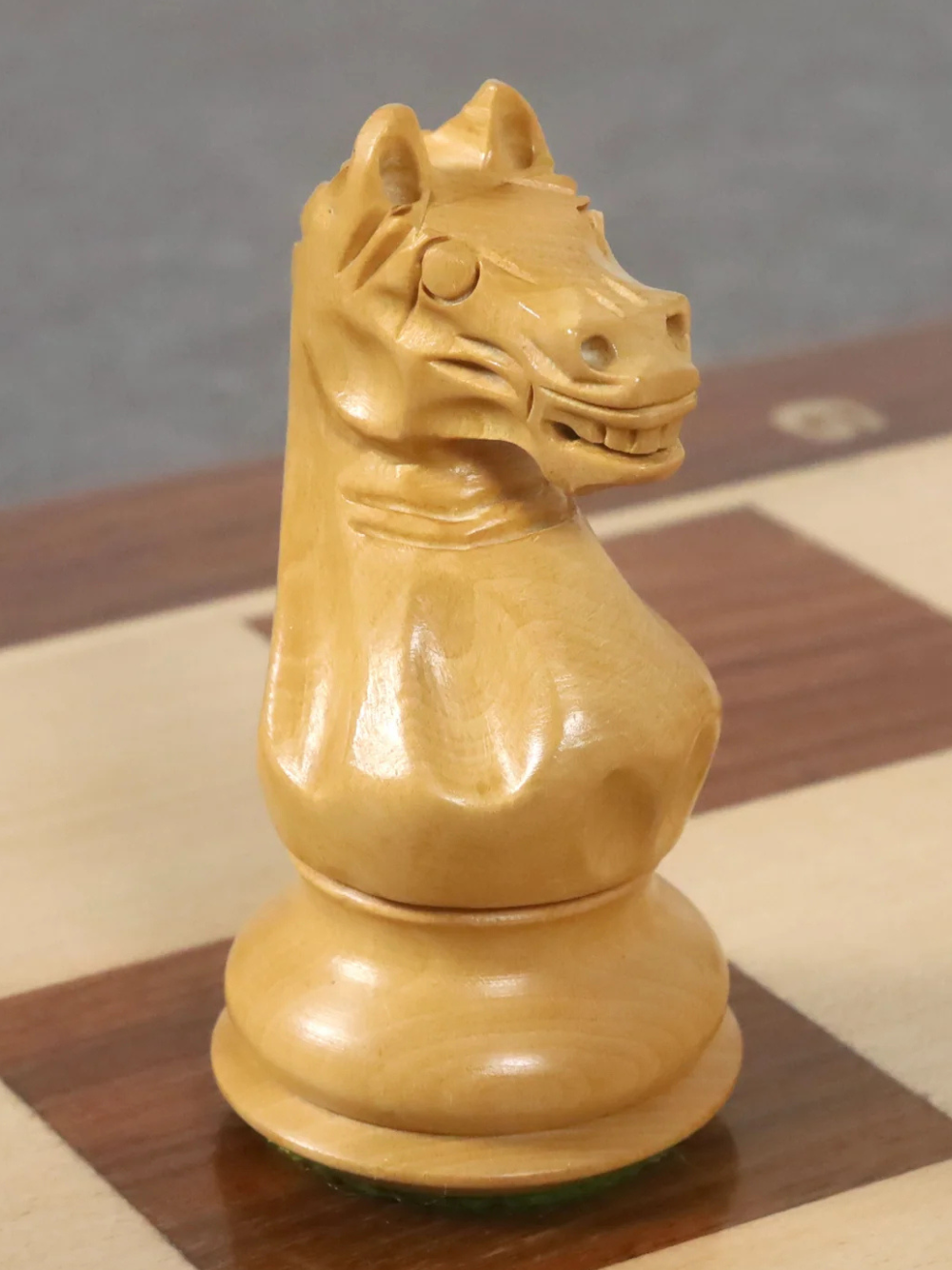 Staunton-Schachspiel „Queens Gambit“ – 9,5 cm große Ebenholzfiguren mit Brett und Box