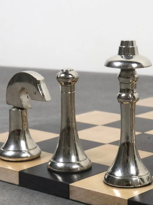 Jeu d'échecs contemporain en laiton de 3,9 pouces et échiquier en ébène de 15 pouces