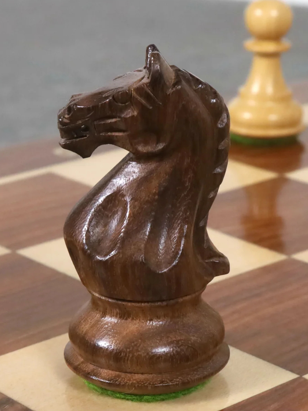 Staunton-Schachspiel „Queens Gambit“ – 9,5 cm große Ebenholzfiguren mit Brett und Box