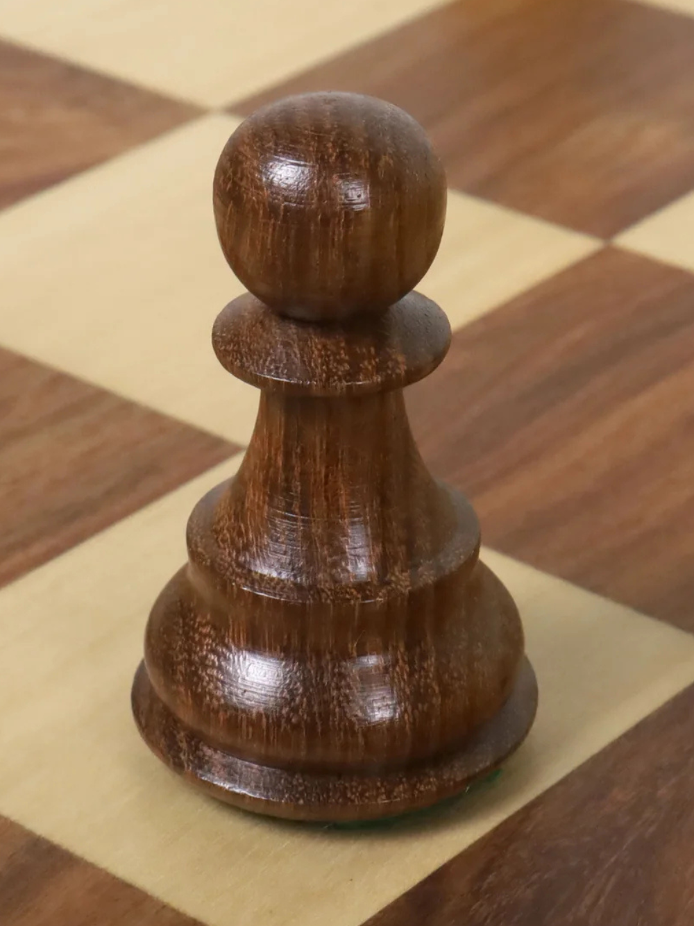 Pièces d'échecs Staunton de la série Majestic de 4 pouces, doublement lestées, en palissandre doré 
