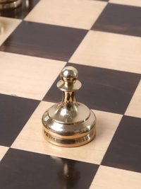 Pièces d'échecs de luxe en laiton de la série Splendor de 9,4 cm, couleur or et gris métallisé