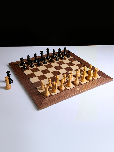 Jeu d'échecs du monde (édition maison en noyer)
