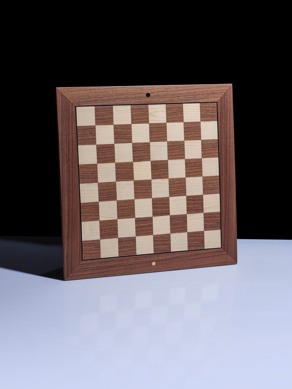 échiquier noir taille 4 en bois, 40cm x 40cm, acajou et érable échiquier noir taille 4 en bois, 40cm x 40cm, acajou et érable